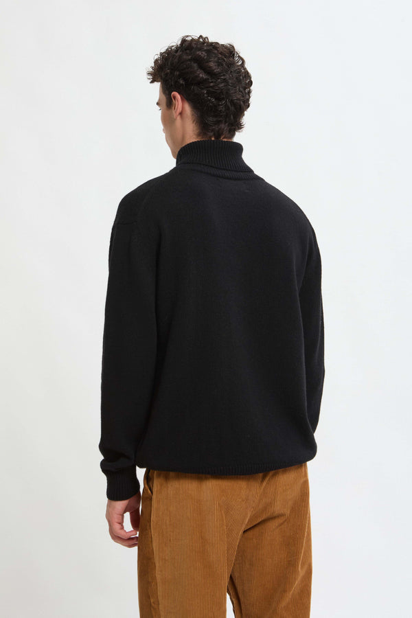 PULL À COL ROULÉ AVEC LOGO EN ACCORDÉON